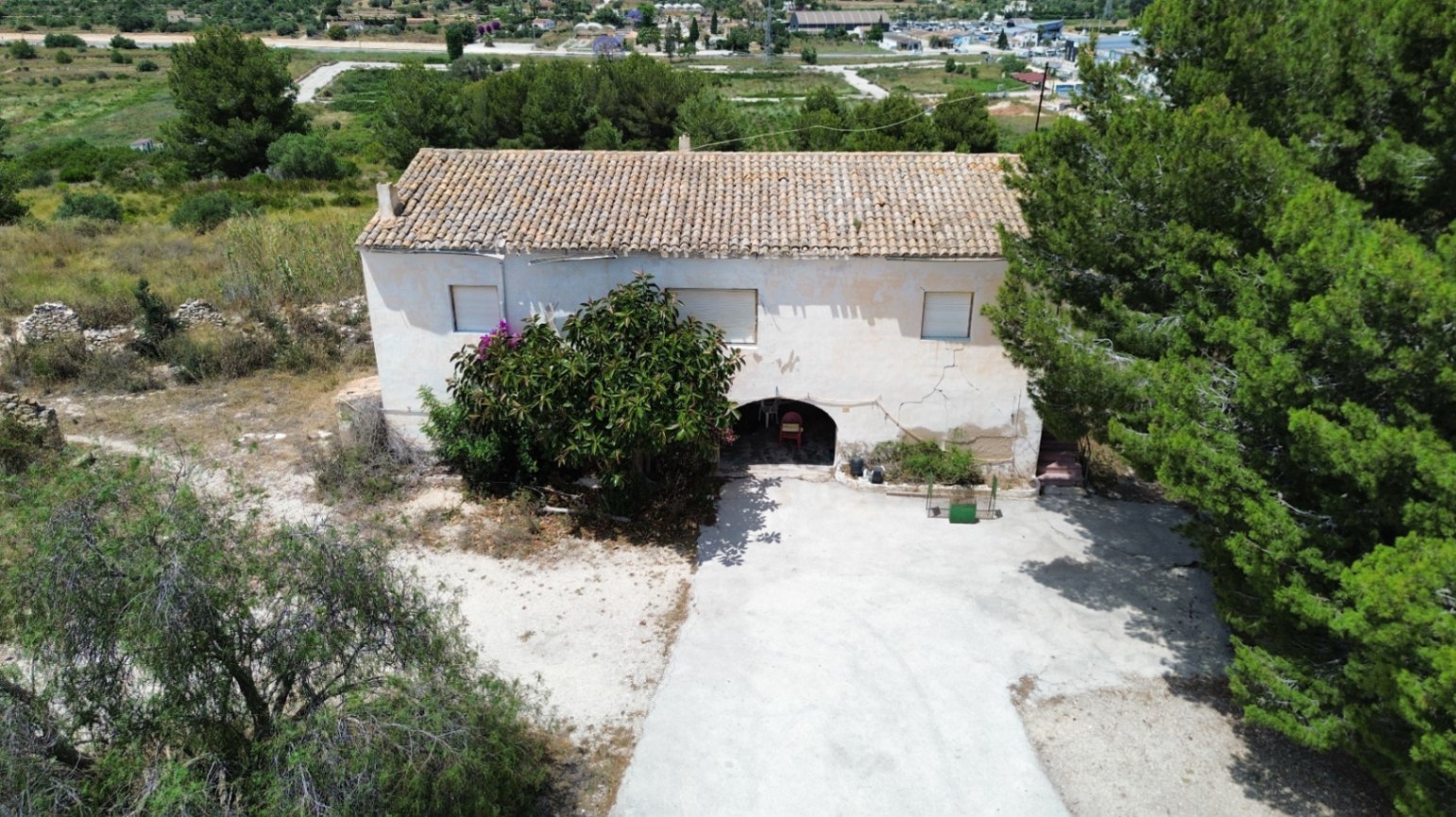 Country house ideal for an equestrian center in Moraira