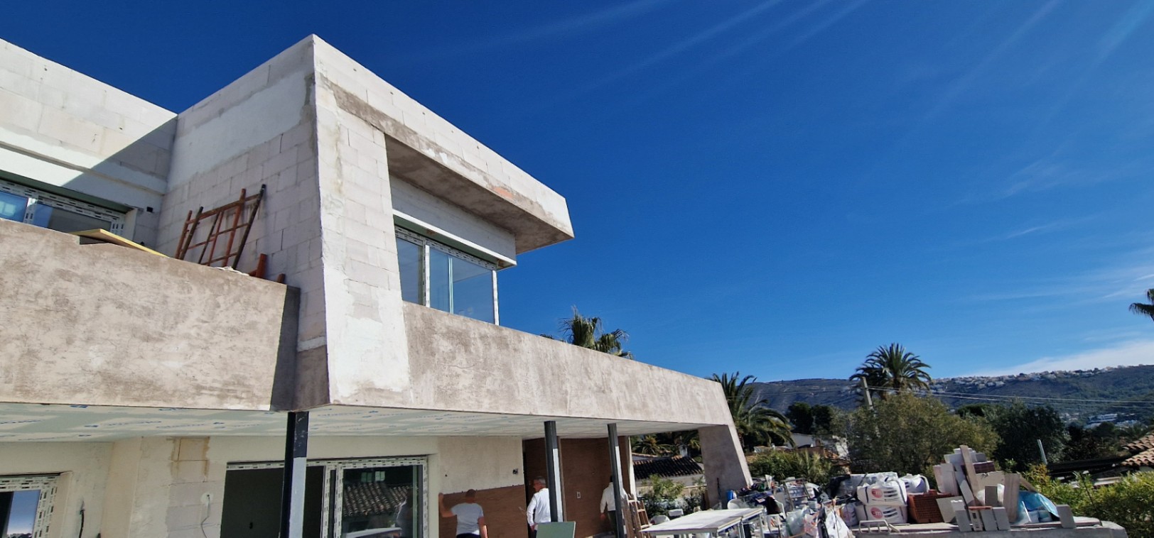 Nieuwbouw luxe villa met grote garage en zeezicht in Moraira