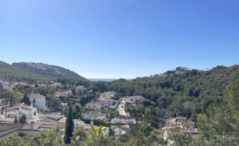 Günstiges Baugrundstück in Moraira mit Panorama- und Meerblick