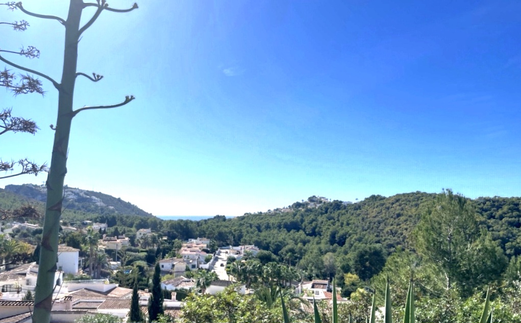Günstiges Baugrundstück in Moraira mit Panorama- und Meerblick