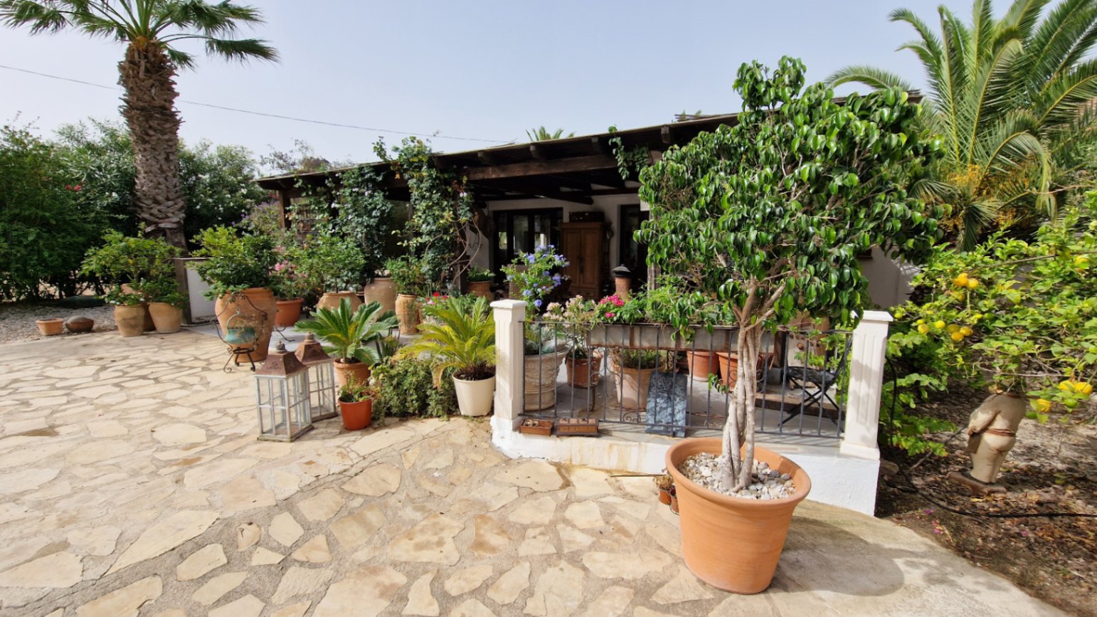 Country house in Benissa with horse stable and track