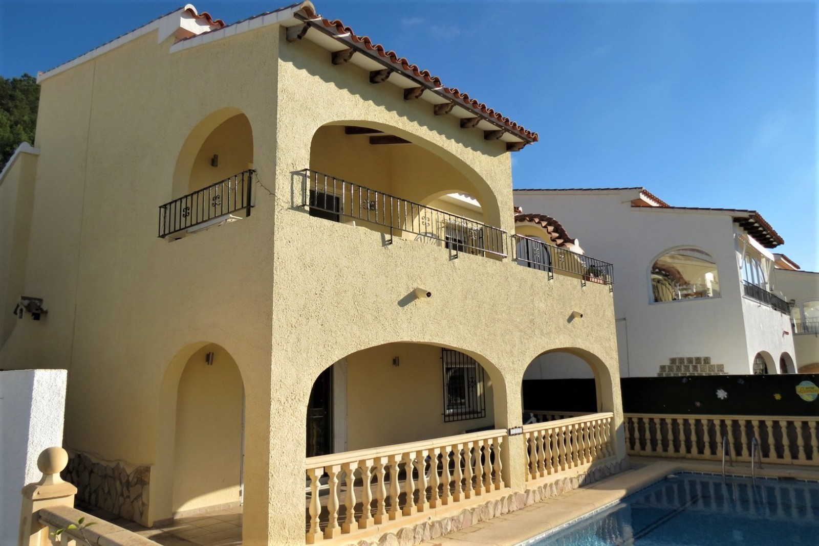 Bargain Villa for sale Pueblo Alcasar Moraira
