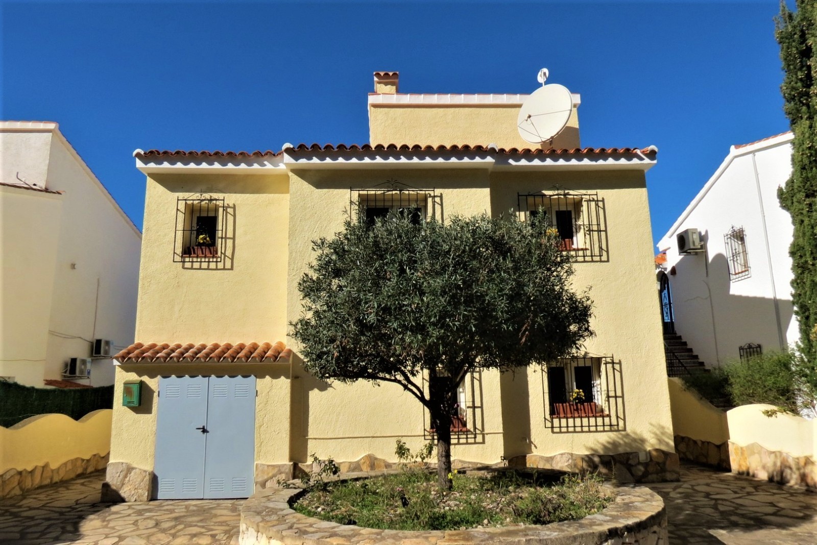 Bargain Villa for sale Pueblo Alcasar Moraira