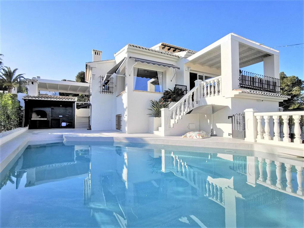Villa med havutsikt med svømmebasseng til salgs i Moraira, Alicante
