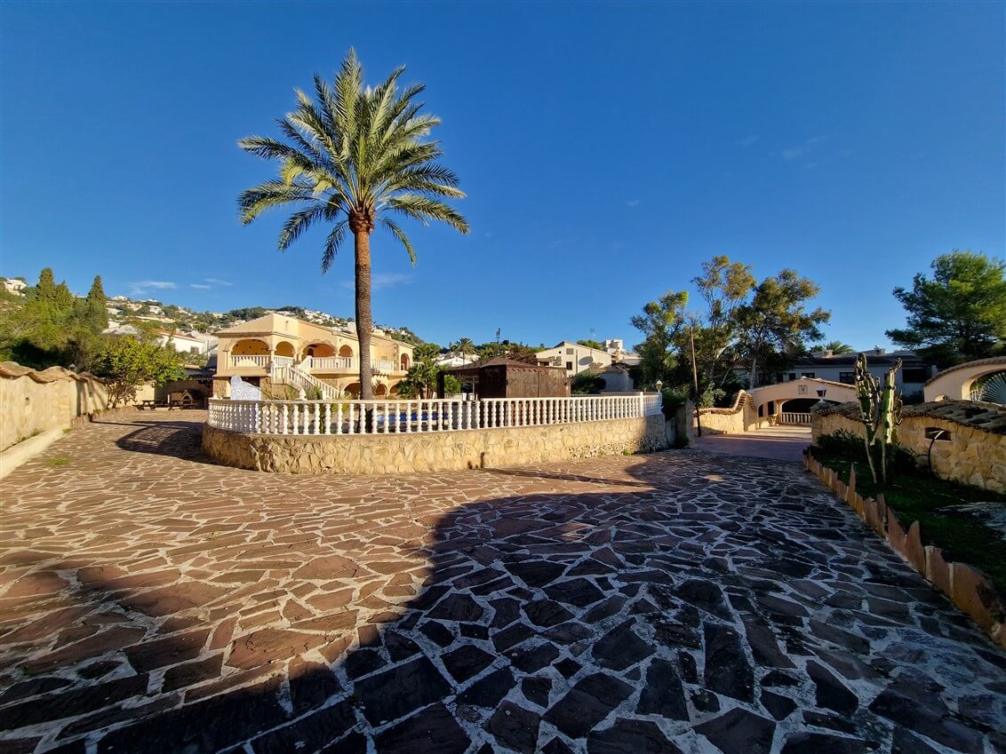 Investment land in Moraira