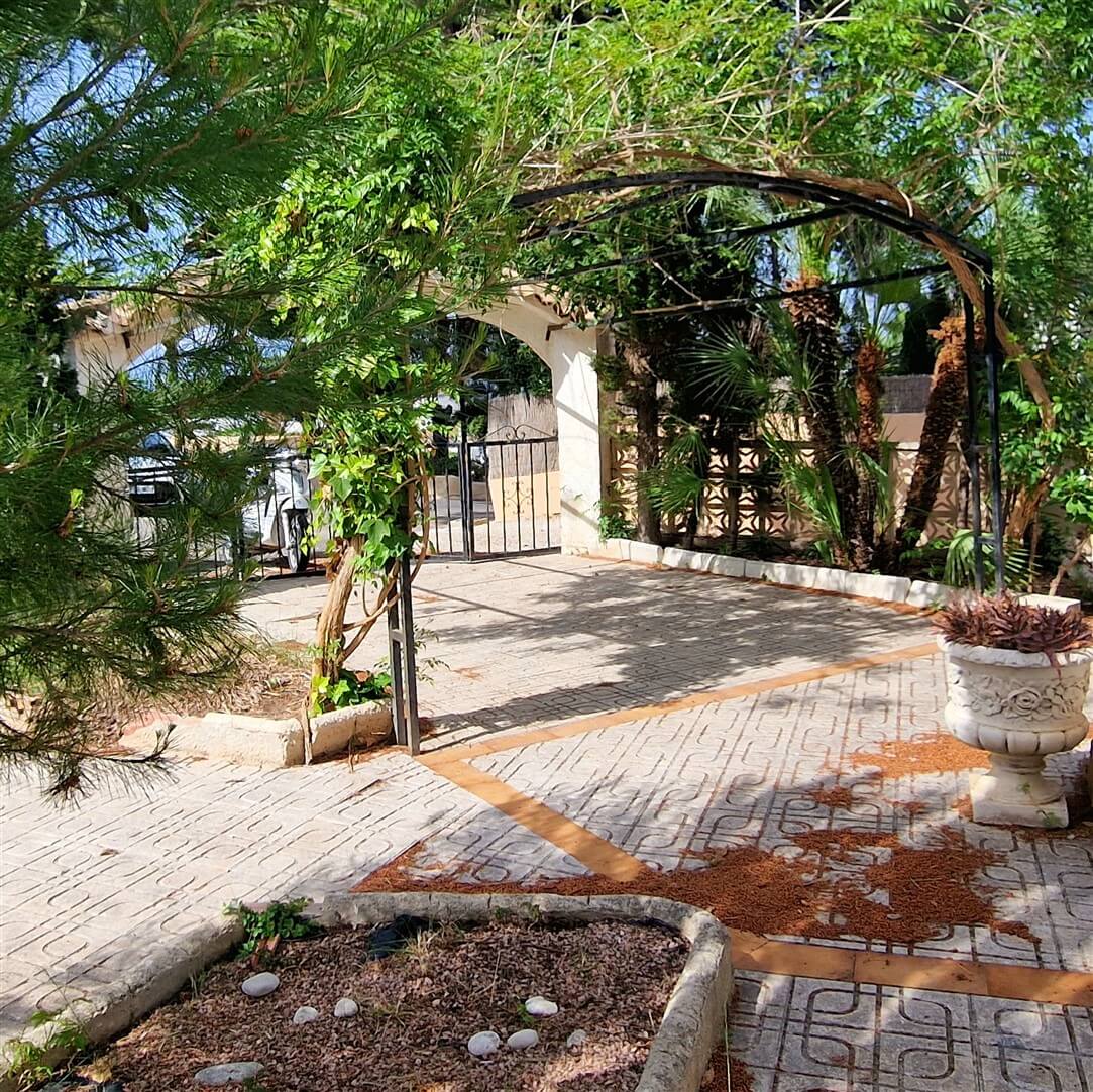 Villa att renovera till ett förmånligt pris i Pla del Mar