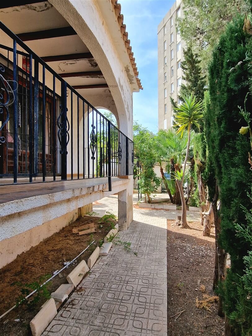 Villa att renovera till ett förmånligt pris i Pla del Mar